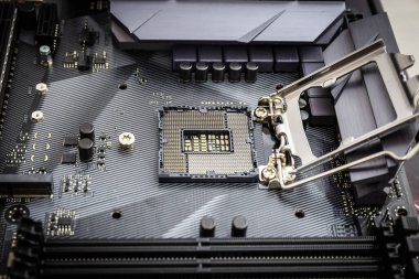 Modern bir bilgisayar siyah anakartının işlemci prizine yakın detay. Elektronik küçük bileşen detayları. Odaklanmayı seç