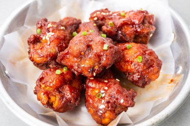 Soğan ve baharatlı kızarmış Kore soslu tavuk.