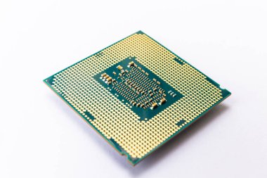 Modern işlemci çipi beyaz arkaplanda izole edildi. Odaklanmayı seç