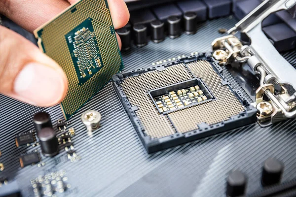 Closeup Detail Van Cpu Chip Socket Met Hand Van Een — Stockfoto