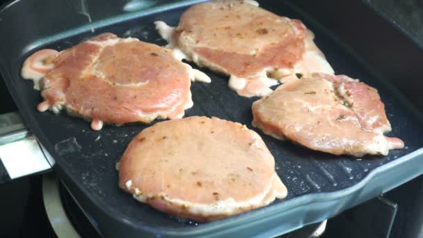 Főzés Grillezett Marhahús Steak Egy Serpenyőben Forró Tűz — Stock videók