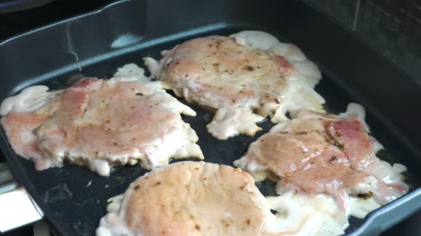 Cozinhar Bife Grelhado Uma Panela Com Fogo Quente — Vídeo de Stock