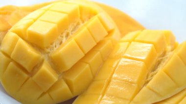 Beyaz tabakta Mango Barracuda dilimi Tayland 'ın ünlü bir meyvesidir.