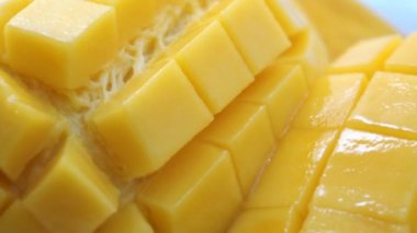 Beyaz tabakta Mango Barracuda dilimi Tayland 'ın ünlü bir meyvesidir.