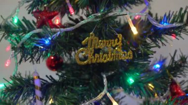 Kutlama partilerinde parlak ışıklarla süslenmiş Noel ağacı.