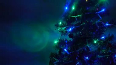 Kutlama partilerinde parlak ışıklarla süslenmiş Noel ağacı.