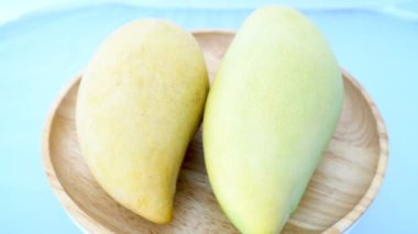 Mango Barracuda 'nın ahşap tabakta yakın çekimi Tayland' ın ünlü bir meyvesidir.