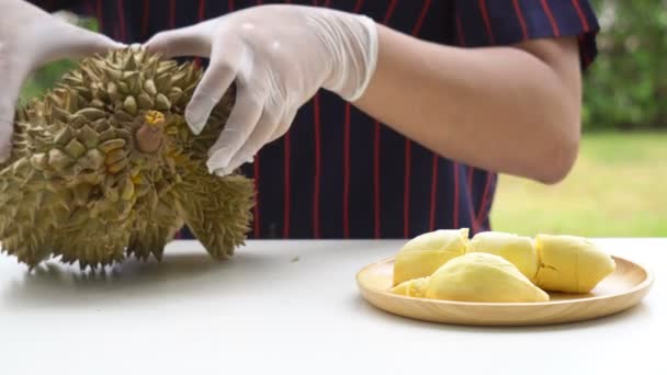 Primo Piano Del Peeling Durian Mano Thailandia Frutto Stato Nominato — Video Stock