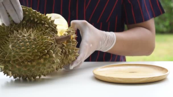 Közelkép Durian Peeling Kézzel Thaiföldön Gyümölcsöt Nevezték Király Gyümölcsnek — Stock videók
