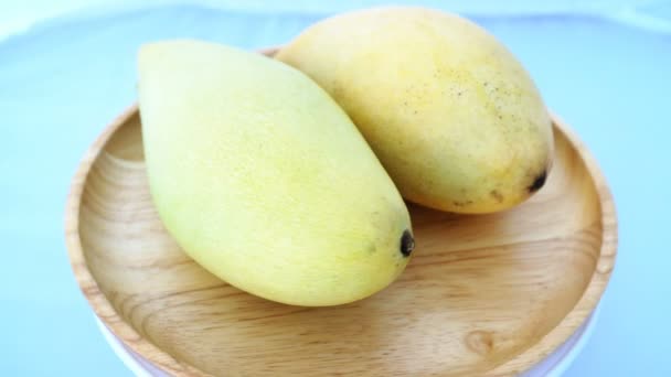 Mango Barracuda在木盘中的封闭是泰国著名的水果 — 图库视频影像