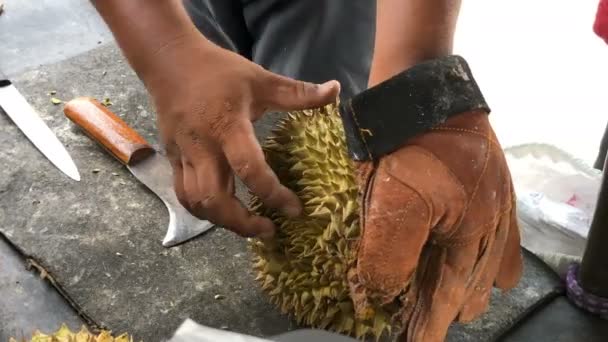 Durian Skalar Med Kniv Gatumat Thailand Frukten Fick Namnet Kung — Stockvideo