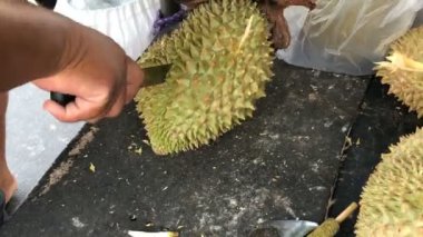 Tayland 'da sokak yemeklerinde bıçakla soyulmak. Meyveye kral meyvesi adı verildi.