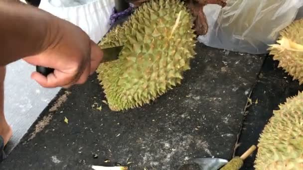 Durian Meghámozott Egy Kést Utcai Kajával Thaiföldön Gyümölcsöt Nevezték Király — Stock videók