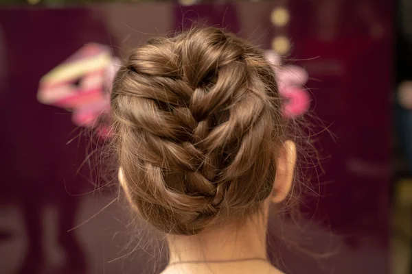 Flechtmädchen Einem Langen Friseursalon — Stockfoto