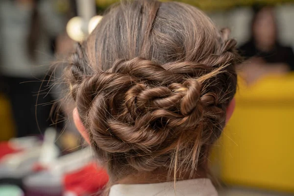 Tessere Treccia Ragazza Salone Capelli Lunghi — Foto Stock