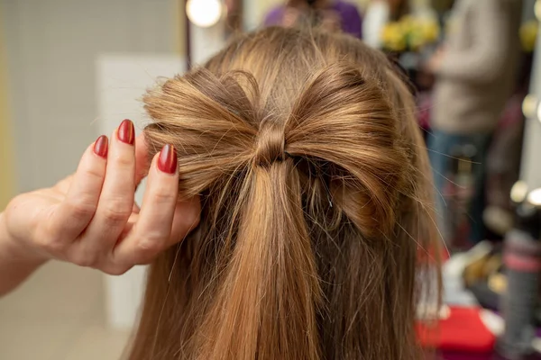 Tessere Treccia Ragazza Salone Capelli Lunghi — Foto Stock