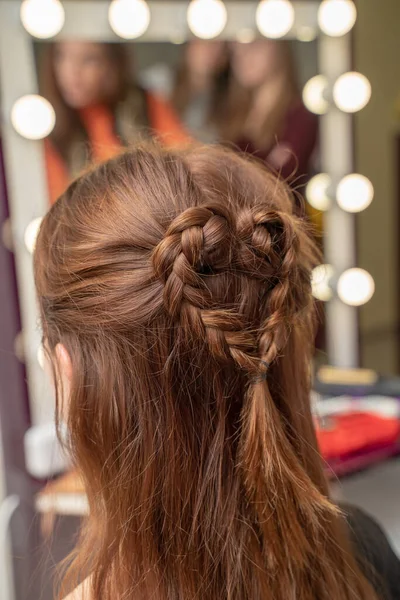 Tessere Treccia Ragazza Salone Capelli Lunghi — Foto Stock