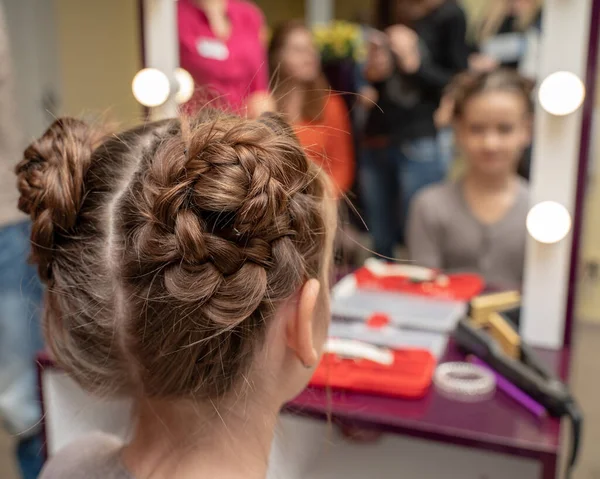 Flechtmädchen Einem Langen Friseursalon — Stockfoto