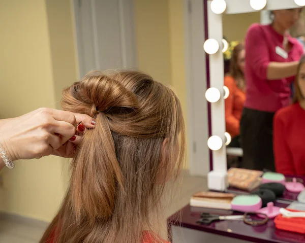 Tecer Trança Menina Salão Cabeleireiro Longo — Fotografia de Stock