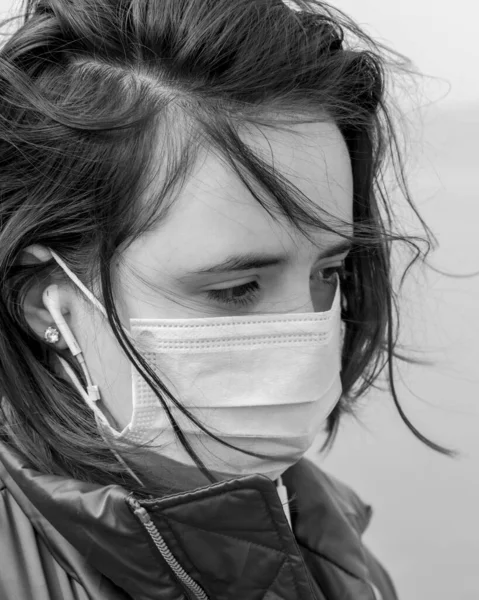 Szomorú Tinédzser Lány Fülhallgatóban Orvosi Maszkban Aggódik Egy Koronavírus Miatt — Stock Fotó