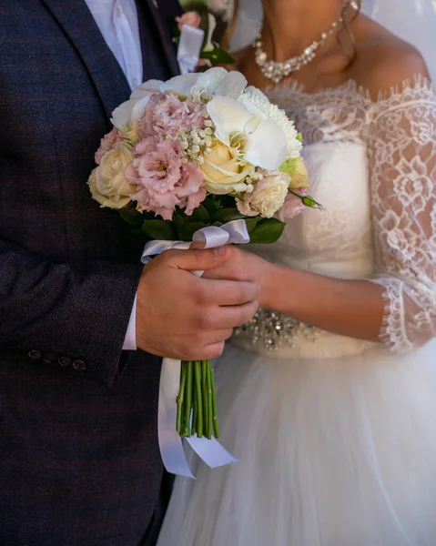 Brud Bröllopsklänning Med Bröllopsbukett Hålla Hand Med Brudgummen Bröllop — Stockfoto