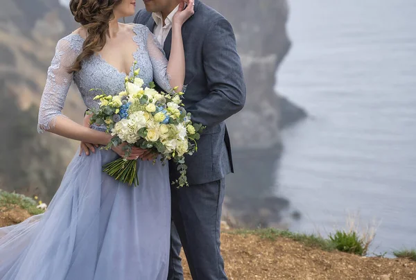 Ett Par Stående Omfamning Med Vacker Bukett Blommor Flicka Klädd — Stockfoto