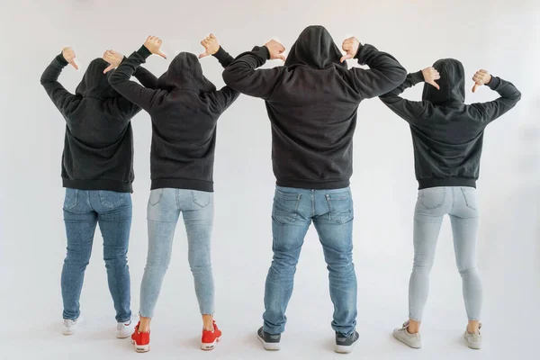 Drie Vrouwen Man Bedrijfskleding Met Zwarte Hoodies Jeans Staan Met — Stockfoto