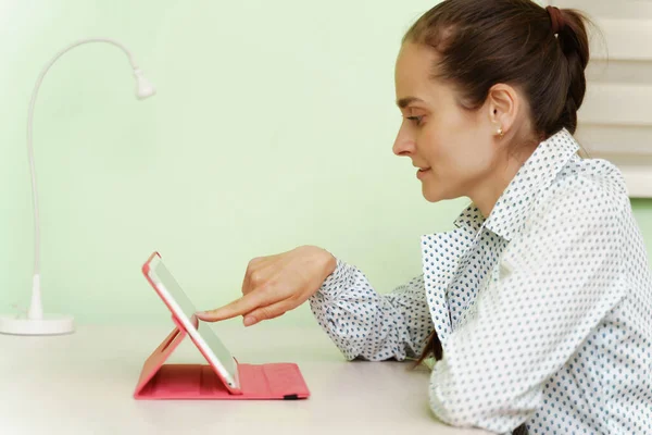 Uma Jovem Mulher Bonita Usa Tablet Digital Casa Sentada Seu — Fotografia de Stock
