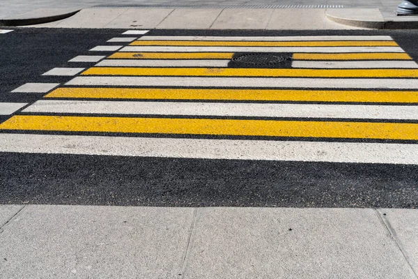 Cruce Peatonal Carretera Para Seguridad Las Personas Rayas Amarillas Blancas —  Fotos de Stock