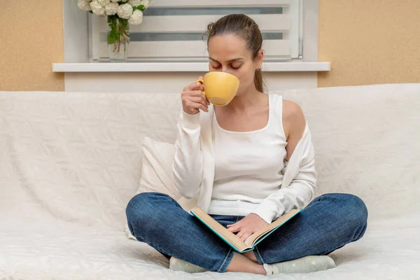 Hermosa Chica Casa Sentada Sofá Leyendo Libro Organizando Una Pausa — Foto de Stock