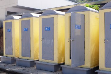 Taşınabilir Mobil Tuvaletler parkta halka açık.
