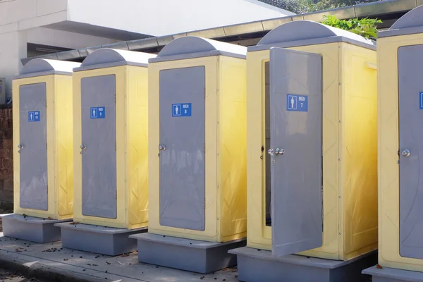 Taşınabilir Mobil Tuvaletler parkta halka açık.
