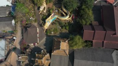 CHIANG MAI THAILAND 19 Şubat: Tayland 'ın Chiangmai kentindeki Kun Iam Antik Çin Tapınağı' nda Hava Görüşlü Ejder Tünelleri Heykeli.