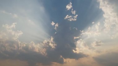 Zaman Hızı Işını ışığı ve bulutu akşam vakti hareket ediyor.