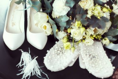 Kış düğünü için çiçek ve aksesuarlar.         