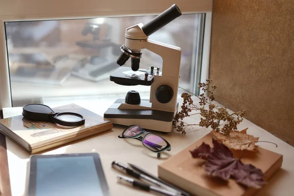 Microscópio Mesa Junto Janela Com Livros Óculos Plantas — Fotografia de Stock