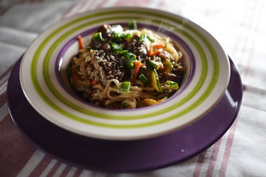 Susamlı et serpiştirilmiş Udon.