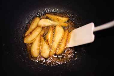 Armutların yüksek sıcaklıkta karamelize edilmesi