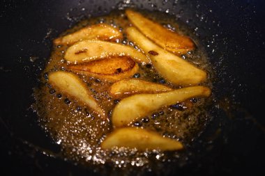 Armutların yüksek sıcaklıkta karamelize edilmesi