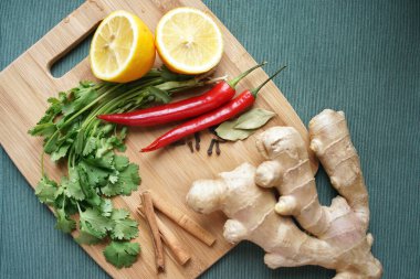 Limon, zencefil, acı biber ve baharatlar tahtada
