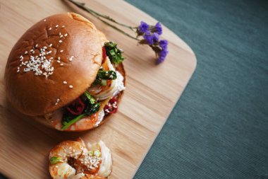 Lezzetli karides ve sebzeli hamburger.              