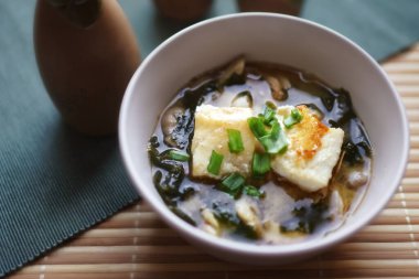 Morina ve yosunlu Miso çorbası        