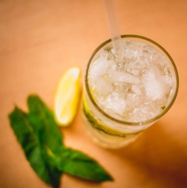 Yeşil nane ve limonlu bir bardak ferahlatıcı mojito.