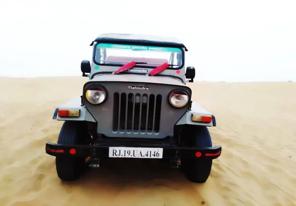 Esta Imagem Com Jipe Mahindra Clicou Sobremesa Rajasthan Que Parece — Fotografia de Stock