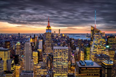 New York gökyüzü bulutlu gün batımında