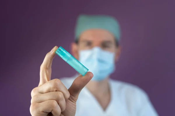 医生护士用口罩为考罗那韦或Covid 19注射疫苗 — 图库照片