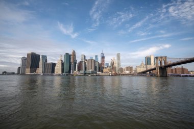 Brooklyn Köprüsü 'ndeki Hudson nehrinin New York silueti yansıması güpegündüz