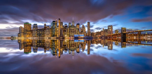Nova York Skyline Reflexão Sobre Rio Hudson Ponte Brooklyn Pôr — Fotografia de Stock