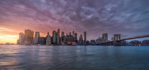 Nova York Skyline Reflexão Sobre Rio Hudson Ponte Brooklyn Pôr — Fotografia de Stock