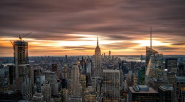 Günbatımında Amerika 'daki Rock Rockefeller Merkezi' nden New York silueti